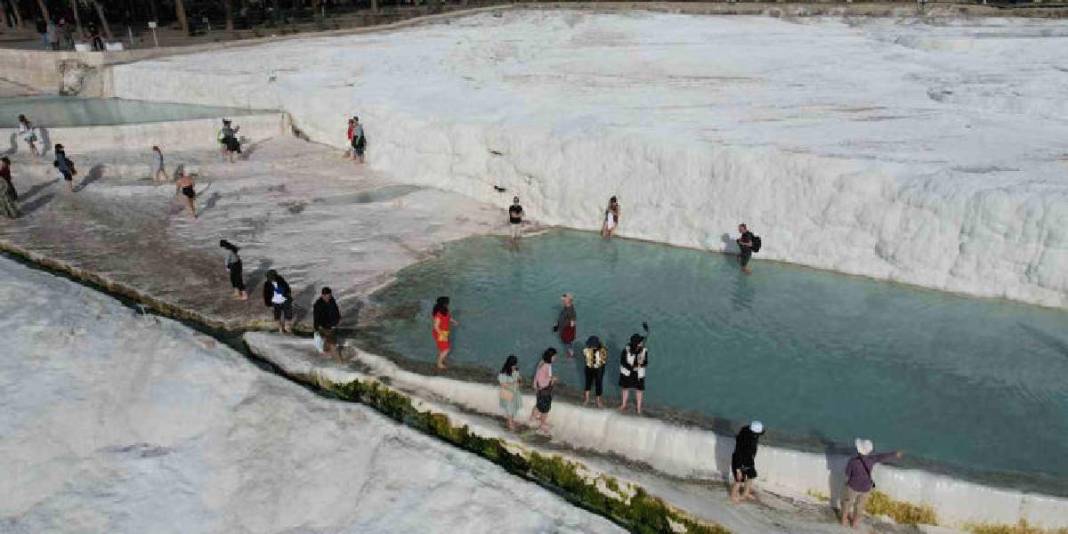Beyaz Cennet Pamukkale’ye ilgi her gün artıyor! Asyalılardan yeni akın: “Burası gerçekten kutsanmış bir yer gibi” 3